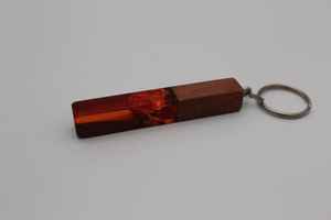 Porte-clés en résine et en bois, accessoires faits à la main en bois naturel et en résine avec un design unique pour les clés, les sacs et l'usage quotidien - Product Image 4