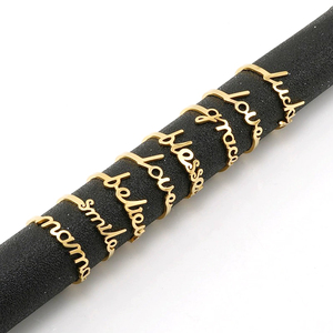 Anello Lincy Aperto Impilabile Antiappannamento da Donna in Acciaio Inossidabile Placcato Oro 18K con Lettera Iniziale e Ciondoli Love Smile Happy - Product Image 4