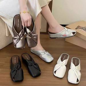 Tendencias de moda de verano: sandalias de mujer con punta abierta, versátiles, con diseño de tiras y una falda resistente. - Product Image 3