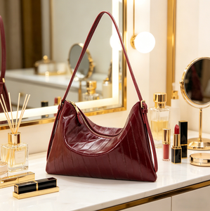 Sac à bandoulière en cuir verni noir, sac hobo en forme de croissant, sac à main à fermeture éclair pour les trajets quotidiens - Product Image 5