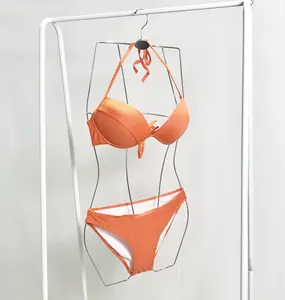 Cintres lingerie féminine plastique, présentoirs sous-vêtements femme.