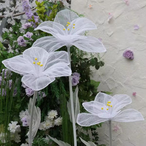 Flores Blancas Hechas a Mano con Serigrafía para Sesiones de Fotos Románticas de Bodas, Decoración de Ventanas y Diseño de Caminos con Flores de Hilo - Product Image 2