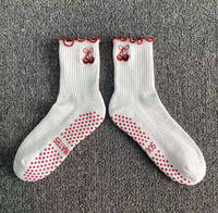 Chaussettes de Pilates pour femmes en coton antidérapantes avec design OEM personnalisé, volants en coton, logo brodé, antidérapantes pour le yoga et le Pilates