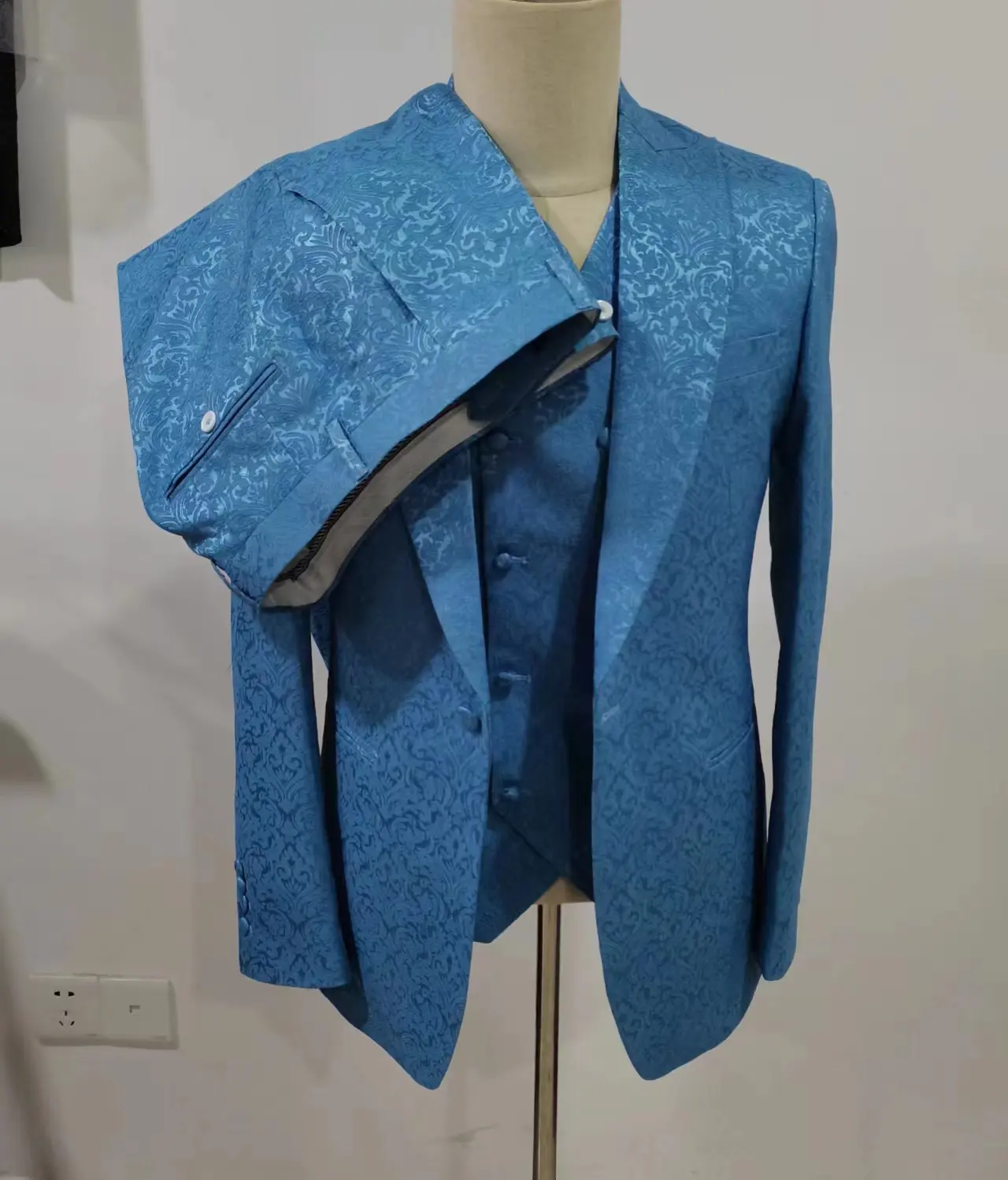 Custom Made Blazer For Male Peaked Lapel Slim Fit Groom Prom Wear Wedding Tuxedos Luxury Blue Jacquard Men Formal Suits 3 Piece