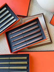 ชุดของขวัญตะเกียบโลหะ ชุดตะเกียบสแตนเลส 5 คู่ พร้อมกล่องของขวัญ สำหรับใช้ในบ้านและร้านอาหาร - Product Image 5