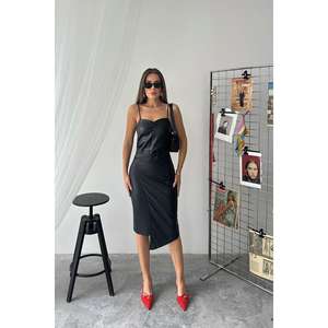 Vestido de cóctel de satén negro ajustado sin espalda, sin tirantes, con cintura natural y largo medio - Product Image 4