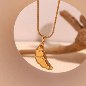 Collar Personalizado de Moda con Colgante de Croissant y Cadena de Eslabones de Acero Inoxidable Chapado en Oro de 18K para Mujer - Product Image 4