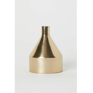 Vases à fleurs en métal modernes faits à la main avec des motifs complexes durables et durables pour la décoration de mariage de bureau de salon - Product Image 1