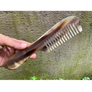 Peigne à cheveux authentique en corne de buffle avec dents polies à la main pour un toilettage confortable, réduit les frisottis statiques - Product Image 1