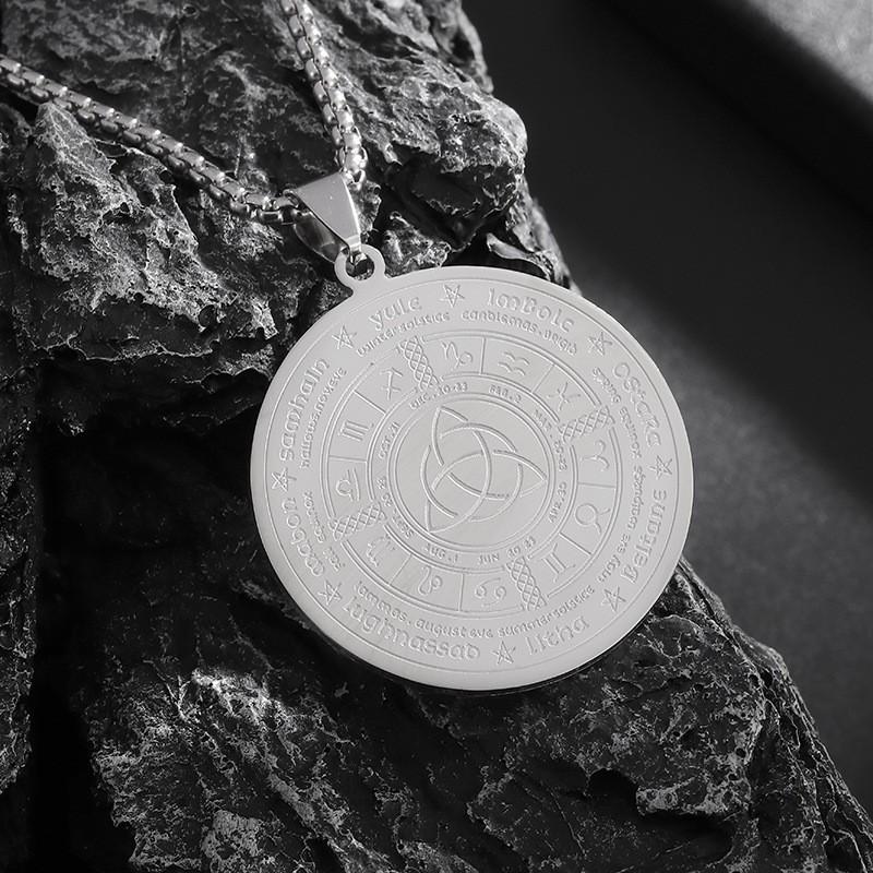 Steel-colored Celtic necklace (32*40mm)