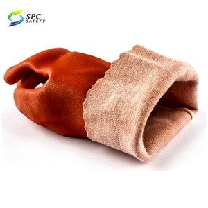 Gants en PVC imperméables largement utilisés <span class=keywords><strong>dans</strong></span> les ateliers industriels, pour le nettoyage industriel, avec paume antidérapante marron et finition sablée, entièrement enduits. - Product Image 3