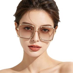 Lunettes de soleil rétro et tendance à monture large, avec branches métalliques courbées uniques, idéales pour les vacances à la plage et les voyages en voiture. - Product Image 5