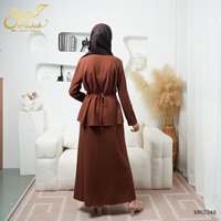 Ensemble tunique et jupe rouge musulmane turque sur mesure 2026, vente en gros, design islamique à boutons sur le devant, haut avec jupe longue
