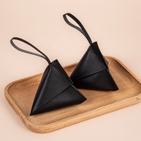 Fabricant professionnel de sachets parfumés en cuir personnalisés avec logo, forme triangulaire, pochette aromatique suspendue en PU pour voiture et emballage cadeau