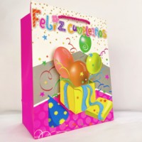 Sacs en papier d'anniversaire de stratification 3D blancs personnalisés avec estampage à chaud de style classique ruban de luxe sur panneau ivoire logo attachant des touches