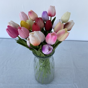 Fabbrica di vendita calda singolo artificiale tulipano fiore in gomma alla rinfusa Mini tulipani fiori colorati Bouquet decorazione vivente