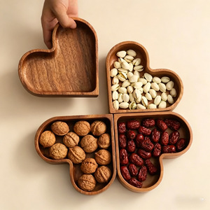 Plateau en bois massif en forme de cœur à 4 compartiments pour fruits secs, collations, thé et bonbons - Product Image 1