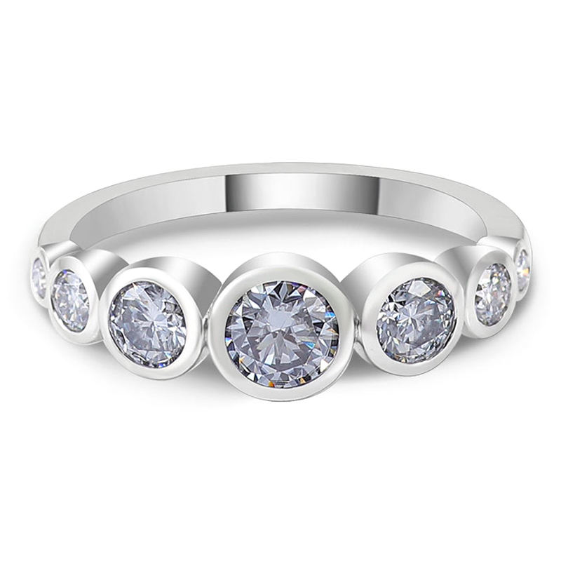 Bague en or massif 14 carats avec moissanite et diamants.