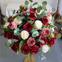 Décoration de table de mariage en rangée de fleurs artificielles roses bordeaux et feuilles d'eucalyptus vertes