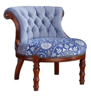 Fauteuil capitonné antique avec dossier à carreaux bleus et blancs, assise à motif floral, garniture à clous et pieds tournés sculptés