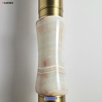 Pilier décoratif rond en laiton et pierre de jade pour escalier de villa moderne au design luxueux, avec garde-corps en bois, hauteur personnalisable