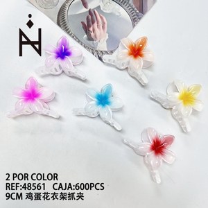 Clip appendiabiti Frangipani da 9 cm con design floreale per la conservazione dei vestiti - Product Image 1