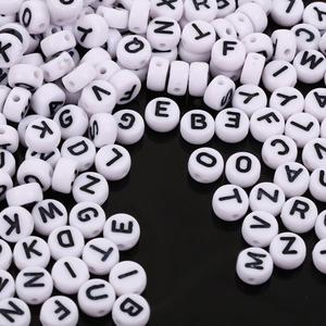 Cuentas acrílicas cuadradas con letras planas de 500 <span class=keywords><strong>g</strong></span> por bolsa, ideales para hacer joyas DIY con patrones de letras - ¡Venta caliente! - Product Image 2