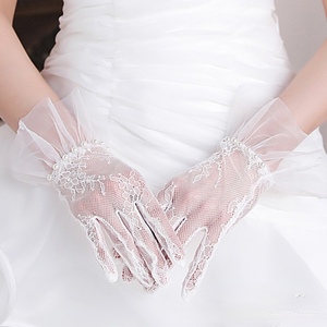Guantes Cortos de Encaje con Perlas para Novia - Product Image 2