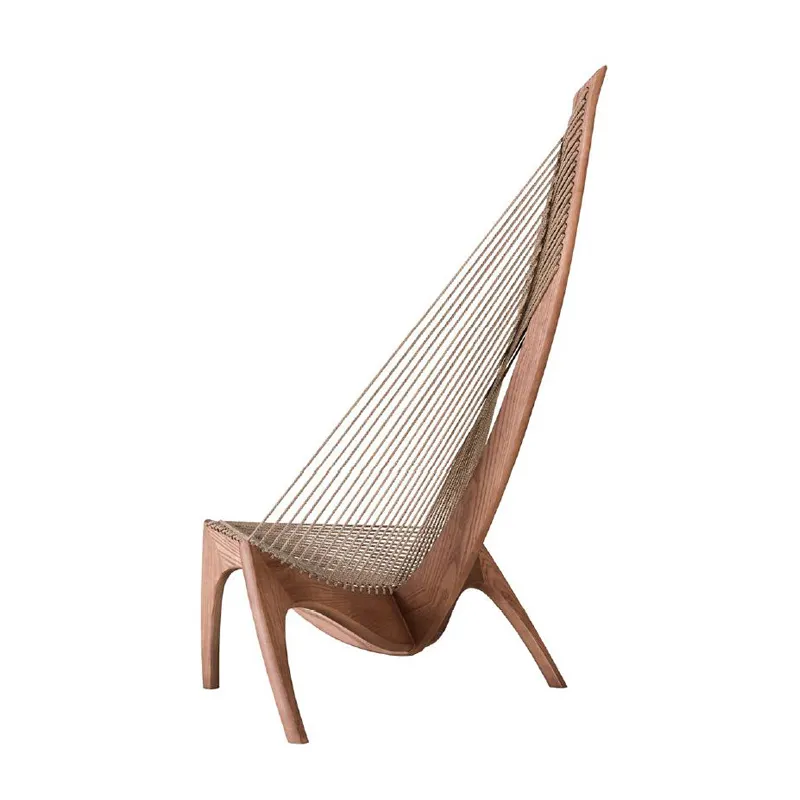 Moderno in legno massello con sedia a sdraio in corda nel soggiorno