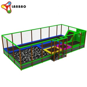 Attrezzature per parco giochi al coperto per bambini, con una piccola zona giochi con un parco trampolino rettangolare bungee e rete di sicurezza - Product Image 4