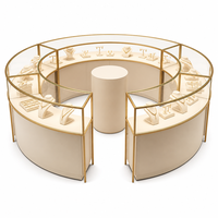 Vitrine de présentation de bijoux modulaire ronde personnalisée avec bordure dorée et vitrine incurvée en verre pour bijouterie
