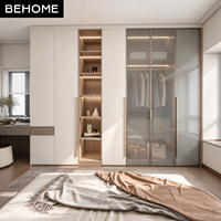 Armoire sur mesure moderne avec portes coulissantes en verre et étagères ouvertes à LED pour villa, hôtel, appartement, chambre à coucher, rangement de placard, meubles