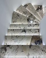 Marche d'escalier courbée en marbre sur mesure, avec veinage assorti, assemblage préfabriqué et poutre de soutien solide pour hôtel