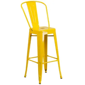金属户外咖啡椅，带垂直板条靠背和排水孔座椅
