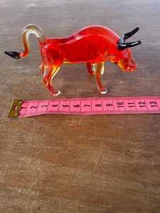 Figurine de taureau en verre rouge soufflé à la main, décoration animale, artisanat en verre soufflé, design artistique - Product Image 3