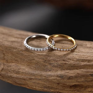 Gaby Piercing Septum Clicker in Titanio ASTM F136 G23 con Perla, Segmento per Trago, Anelli per Naso, Gioielli in Titanio - Product Image 3