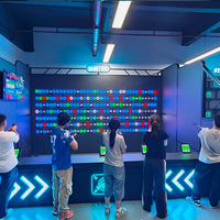 Campo de tiro con pistola láser, juego interactivo, simulador de tiro con láser, sala de entrenamiento