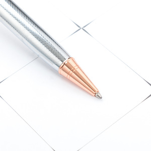 <span class=keywords><strong>Stylo</strong></span> à bille en métal à motif <span class=keywords><strong>de</strong></span> grille en or rose <span class=keywords><strong>haut</strong></span> <span class=keywords><strong>de</strong></span> <span class=keywords><strong>gamme</strong></span> avec logo <span class=keywords><strong>personnalisé</strong></span> Cadeau d'affaires lourd avec corps en acier plaqué or <span class=keywords><strong>Stylo</strong></span> promotionnel - Product Image 3