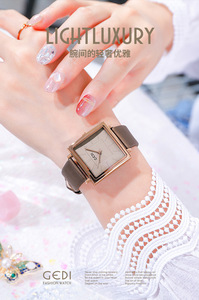 นาฬิกาควอตซ์ผู้หญิงทรงสี่เหลี่ยมวินเทจ หน้าปัดใหญ่ สายหนัง กันน้ำ พร้อมวันที่ - Product Image 5