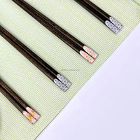 Coffret cadeau automne romantique de style campagnard quatre baguettes en bois avec un design artistique de feuilles tombées quatre plats de trempage colorés