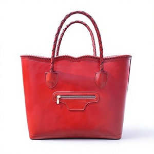 Idées de cadeaux d'anniversaire pour filles : Pochette vintage en cuir véritable, personnalisée, légère, capacité 3L+, fermeture éclair, étanche, gravable - Product Image 2