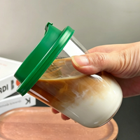 Gelas Plastik PET Bermerek Khusus Bentuk Tebal 10 12 14 16 20 24oz Gelas Minuman Sekali Pakai Untuk Dibawa Pulang Dengan Tutup Sampel Gratis