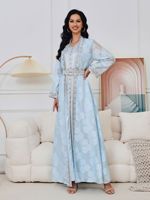 Robe élégante et moderne pour femmes musulmanes, style Dubaï, bleu clair brodé, idéale pour le quotidien et les fêtes