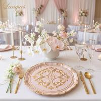 Assiettes de présentation en plastique rose doré à motif floral baroque en relief, assiettes de base à bord festonné pour hôtels, mariages, événements formels, vente en gros