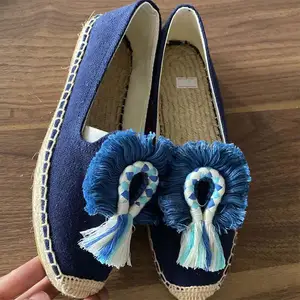 Mule-zapatos planos con borla para mujer, alpargatas con pompón, zapatillas sin espalda, mocasines de goma florales para playa y otoño