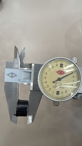 Tapa de rosca fenólica negra de 13 mm con revestimiento de policono para botellas de vidrio - Product Image 4