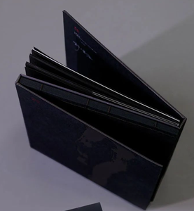 Folio d'artiste Mino papier noir Manila Hawk couverture en flanelle noire avec double rainure en V et sérigraphie argentée reliure cousue d'archives - Product Image 2