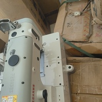 Machine à coudre à plat PEGASUS W500N d'occasion avec trois aiguilles et cinq fils, moteur durable comme composant principal