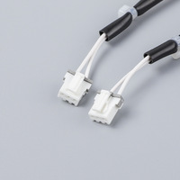 Harness Kabel Splitter Selubung Luar Hitam Kustom dengan Konektor Plastik Putih Ganda untuk Sambungan Sinyal Peralatan Pendingin