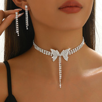 Parure de bijoux élégante en cuivre motif papillon – Collier et boucles d'oreilles à motif géométrique pour mariages, fêtes et fiançailles de la mariée romantique